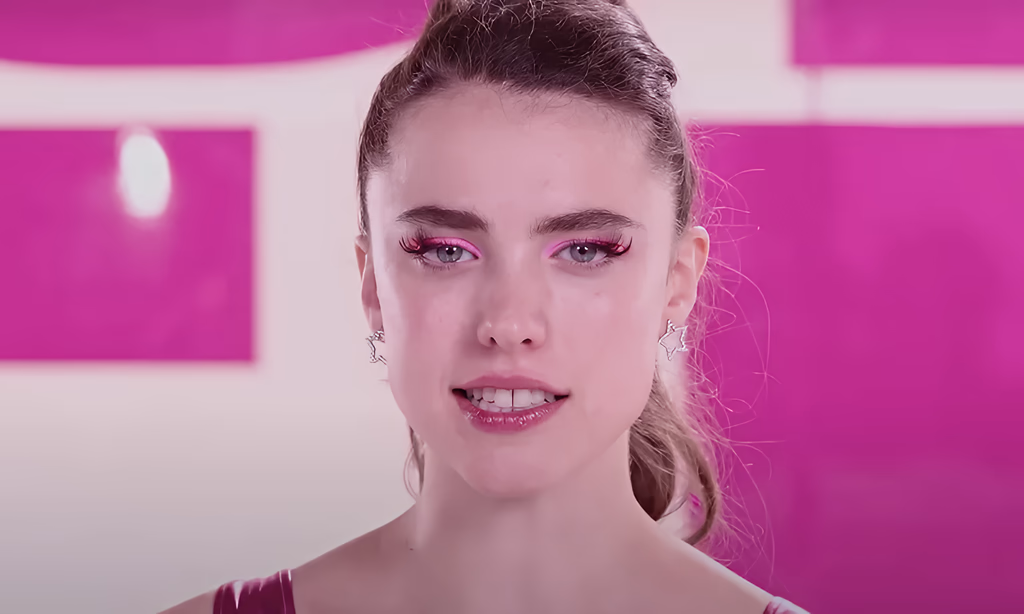 Молодая версия Деми Мур после превращения на розово-белом фоне с розовой тушью на глазах и алыми соблазнительными губками