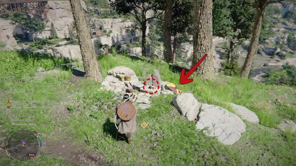 Игровой скриншот с игроком и красной стрелкой на объекте в лесу