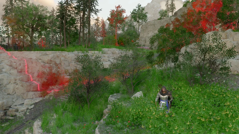 Игрок в Crimson Desert среди зеленых растений и красных деревьев у скал