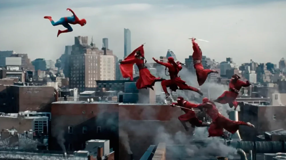 Spider-Man в полете над городом, сражаясь с красными воинами на крышах