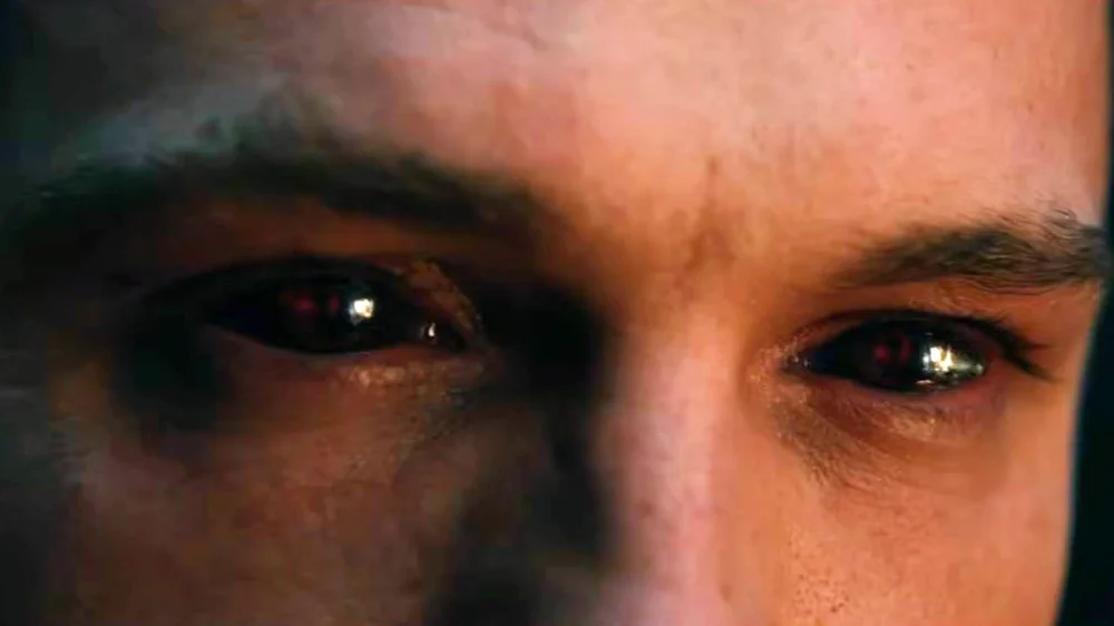 Крупный план глаз Тома Холланда в роли Питера Паркера в фильме «Человек-паук: Новый день»